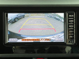 バックモニター装備。画面にて後方の確認が行えるので、バック駐車や車庫入れの際には重宝します。車の運転に慣れない方でも安心のガイドライン表示機能付。