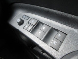 パワーウィンドウは運転席のスイッチのみオート機能も装備されております。ウィンドウロックも装備されているので、お子様と一緒の時も安心ですね。