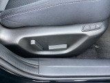 運転席は10WAYパワーシート&シートメモリー付きです。手動よりも、より細かくシートポジションを設定できます。自分にピッタリのシートポジションに合わせる事で、運転による疲れも軽減してくれます!
