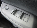 パワーウィンドウは運転席のスイッチのみオート機能も装備されております。ウィンドウロックも装備されているので、お子様と一緒の時も安心ですね。