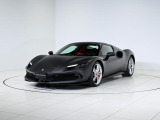 Grigio 812GTS Opacoのマットな輝きと、インテリアのRosso Ferrariの鮮やかさ。296GTSならではのカラーコントラストが感性を刺激します。