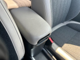 【アームレスト】運転時の疲労軽減にもなるアームレストがついています!