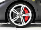 Ferrari 296GTSの足元には、20インチのクローム仕上げ鍛造ホイールとレッドブレーキキャリパーが輝きます。