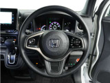 【Honda SENSING】 カメラ等装置で精度の高い検知能力を発揮、安全運転を支援します。ステアリング上のコントローラーに注目!