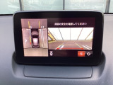 車体の前後、左右ドアミラーにカメラを配置し、車両を上から見たように画像を映し、見えない部分の危険察知をサポートします。フロントビュー、リアビュー、サイドビューの切り替えも可能です。