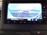 バックでの車庫入れも安心です! リアカメラが付いているバックモニター付のナビを装備しております。操作線もついており距離感も画面から確認できます。
