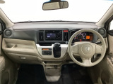 車内は光触媒抗菌消臭施工済です。スタイリッシュなデザインで暖かみのあるインパネ周りを演出します。グローブボックスやカップホルダーのほかにトレーなどたくさんの収納スペースが装備されています。