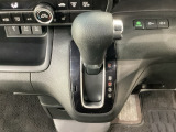 CVT車のセレクトレバーです。低速から高速まで、変速ショックのないスムーズな走りを実現するとともに、エンジン効率のよい領域を維持することで燃費にも貢献します。