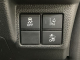 Hondaセンシング用の、VSA(ABS+TCS+横滑り抑制)解除とレーンキープアシストシステムのメインスイッチなどはハンドルの右側に装備しています。