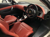清潔な車内はドア内張りやカーペットもきれいです。禁煙車なので車内に嫌な臭いはございません。