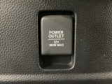 アクセサリーソケットはUSBのアダプターなどをつければ、スマホの充電にも使えます。周辺には物が置けるボックスがついています。