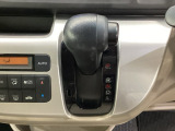 CVT車のセレクトレバーです。低速から高速まで、変速ショックのないスムーズな走りを実現するとともに、エンジン効率のよい領域を維持することで燃費にも貢献します。