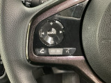 ステアリングスイッチがついていますので、オーディオのチャンネル変更、ボリューム、ジャンル変更が操作可能です。ハンドルから手を離さず安全に操作できます。