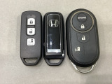 スマートキー付きですからドアロックの開閉およびエンジンスタートが楽々です。電動スライドドアの開け閉めもボタンで操作できます。加えて、純正リモコンエンジンスターター用の操作キーもついています。