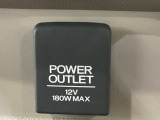 アクセサリーソケットはUSBのアダプターなどをつければ、スマホの充電にも使えます。