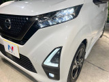 【LEDヘッドライト】悪天候や夜間走行時も良好な視界を確保し安心して運転できる高輝度LEDヘッドライトを装備!点灯速度が早く、消費電力も抑えられています。