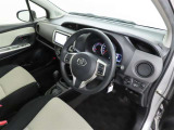 シンプルで使いやすいデザインの運転席です。