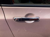 電子カードキーを携帯していれば、ドアハンドルやバックドアのスイッチを押すだけでドアの施錠と解錠が行えます!鍵を出す手間なく開閉ラクラク