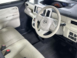 【運転席】座り心地が良いシートなので長時間の運転でも快適にお過ごしいただけます。新品のフロアマットのご注文も可能です。掲載箇所以外にご希望の写真がございましたらお気軽にお問い合わせ下さい。