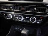 【オートエアコン】温度を設定すれば自動で快適な車内温度を保ちます。エアコン内部の高性能脱臭フィルターで車内のアレルゲンや花粉を除去。