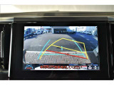 バックガイドモニター付き。車両後方の映像をナビ画面に表示し、駐車などの後退操作をサポートします。