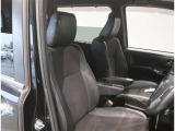 サイドからしっかりとホールドしてくれる運転席・助手席シートは、長時間の運転でも体のブレを軽減し疲れにくいシートです◎