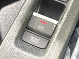 【電動パーキングブレーキ】パーキングブレーキは便利な電動式!ボタン一つで操作でき、アクセルを踏めば自動で解除されます♪レバーやペダルが無いので運転席廻りもすっきりしますね♪