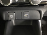 USB入力端子が運転席のすぐ手元にあり、スマホをケーブルでつないで音楽などを楽しめます