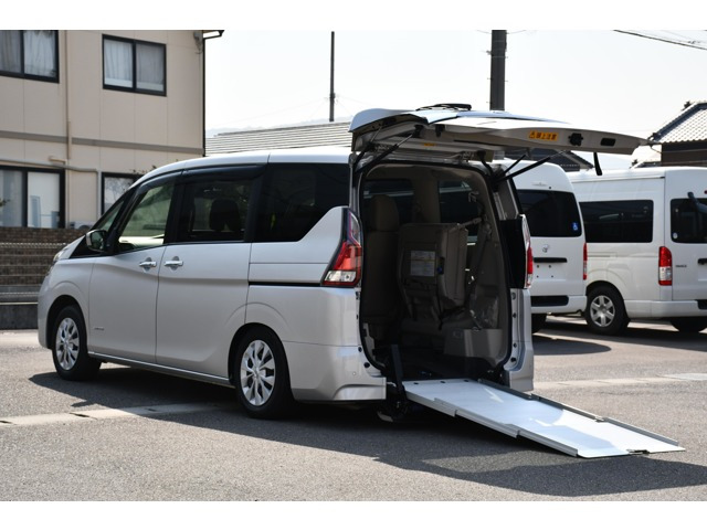 セレナ 2.0 X チェアキャブ スロープタイプ 車いす2名仕様 