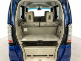 開口部も広く荷物の積み下ろしもしやすいお車です。トランクの床は底が深くボードで仕切りを入れた2段式になっています。シートの背もたれは5:5の割合で背もたれを可倒して荷室を広げることができます。