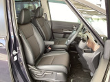 フロント広々、セパレートシートの運転席は、ハイトアジャスターが付いているので、快適にドライブができます。ハンドルはテレスコピック機能で、ハンドル位置を上・下・手前・奥に調節できます。