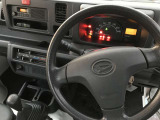 運転席エアバッグ付きで、安心ドライブ。もちろんパワステもついてますよ。
