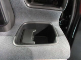 運転席側ドリンクホルダー付いています。