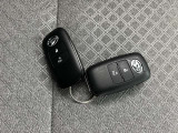 付いてて便利!とても人気の高い装備のスマートキーシステム。キーを携帯しているだけで、ドアロックの開閉並びにエンジンの始動が可能な装備です。