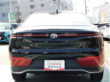 左右に連なるリヤコンビネーションランプがクールなリヤビュー。重たいバックドアをワンタッチで開閉できるパワーバックドアを装備。