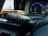 AUTOライトに加え、ワイパーもAUTO機能付き。雨を検知して自動的にワイパーが作動。トンネルの多い高速道路などで大変便利な機能です。