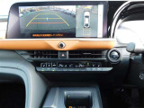 大画面の12.3インチディスプレイオーディオ。フルセグTV・Bluetoothオーディオにも対応。車両全周囲の様子を映し出すパノラミックビューモニターも装備。エアコンはデュアルタイプ。