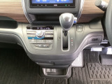 足元スッキリ、インパネシフトです。パーキングブレーキはフットブレーキタイプなので、運転席と助手席の間がスッキリしています。