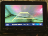 バックでの車庫入れも安心です! リアカメラが付いているバックモニター付のナビを装備しております。操作線もついており距離感も画面から確認できます。