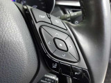 ステアリングスイッチ付き。前方から目を離すことなく操作することが可能です。