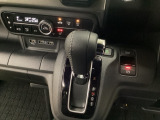 CVT車のセレクトレバーです。低速から高速まで、変速ショックのないスムーズな走りを実現するとともに、エンジン効率のよい領域を維持することで燃費にも貢献します。
