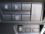 両側オートスライドドアです♪運転席のボタンやキーのボタンでも開閉できます!手荷物がいっぱいの時でも簡単にドアの開け閉めができるのでとっても便利です♪