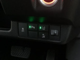 ハンドルの右側にはヘットライトリベライザーとHondaセンシング用のメインスイッチがついています。ヘッドライトレベライザーは道路状況や積荷の加重に応じてライトの高さを調節できます。