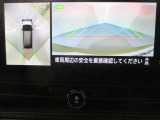 上からの視点で狭い駐車場への駐車に役立つ、アラウンドビューモニター対応メモリーナビ装備。