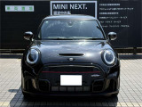 クラシック時代から受け継がれている丸目のライトやヘキサゴングリルはMINIの伝統的なデザインです。