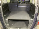 後席を倒さなくても、ゆとりある荷室を確保。