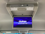 天井にリア席モニターが付いています。ナビゲーションで再生しているDVD等の映像を、後部座席の方にご覧いただくことができます。お子様にも大人気です。