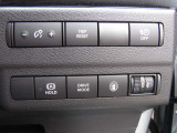 ドライブモードセレクターでSTANDARD、雪道にも強いSPORTとECOの3つの走りEVドライブを堪能できます。ブレーキペダルから足を離しても自動的にブレーキ力が保持されオートブレーキホールドも装備。