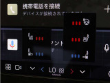 フロントシートには、シートヒーター&シートエアコンに加え、ステアリングホイール・ヒーターも装備。厳寒の地、北欧スウェーデン発祥のブランドならではのアイテムです。シートヒーターは後席にも装備しています。