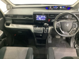 車内は光触媒抗菌消臭施工済です。インパネ周りはスタイリッシュなデザインで機能や装備も充実しています。グローブボックスやカップホルダーのほかにトレーなどたくさんの収納スペースが付いています。